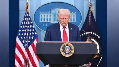 "Никто не выжил": Трамп прокомментировал падение самолета в реку в США