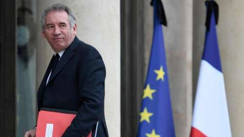 Парламент Франции отклонил вотум недоверия правительству. Байру остается премьером и добился принятия бюджета
