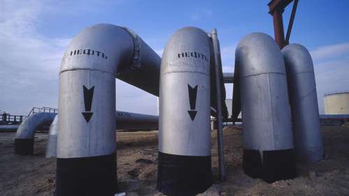 Цена нефти упала ниже 61 доллара за баррель впервые с марта 2021 года