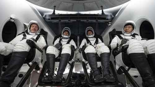 Space X запустила корабль с космическими туристами в первый орбитальный полет (видео)