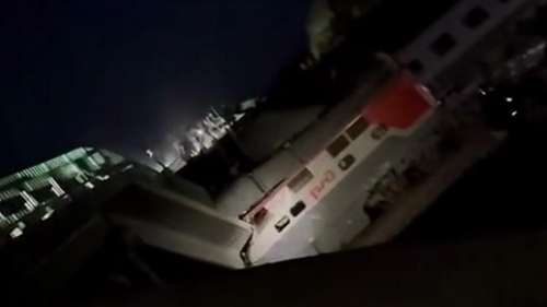 Автомобильный мост рухнул на поезд в России: 7 человек погибли, 66 пострадали (фото, видео)