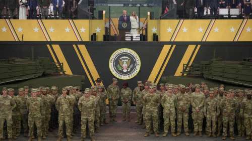 Под крики протестантов "Нет королям": как прошел военный парад армии США