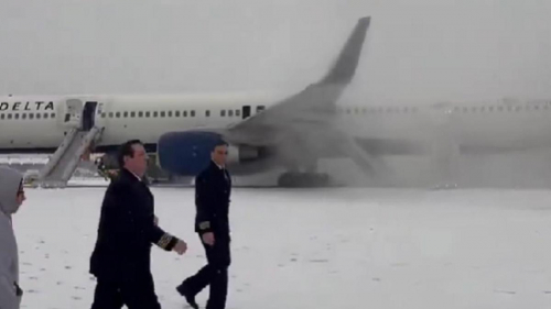 Двигатель самолета задымился на взлетной полосе в США: пассажиров экстренно эвакуировали (видео)