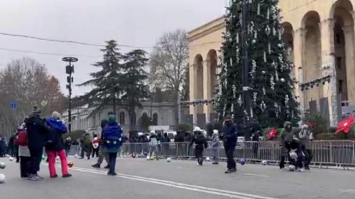 В Грузии протестующие устроили игру в "футбол" перед зданием парламента (видео)