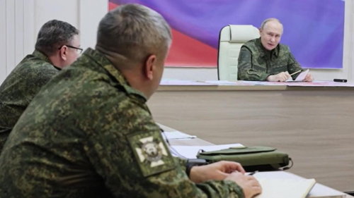 В Москве ждут посланников Трампа. Накануне Путин в военной форме инспектировал Курскую область